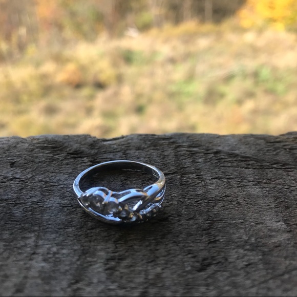 Silver Ring with Crystal Detail - Picture 4 of 8